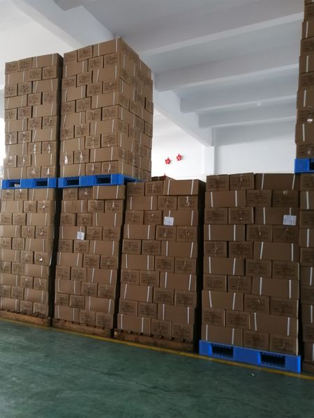 Tampilan gudang kotak saluran listrik logam